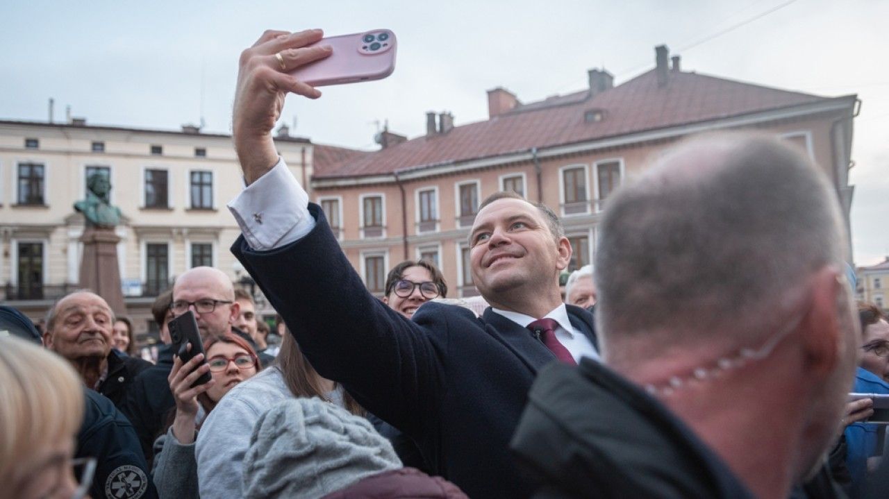 Karol Nawrocki podpisał ustawę, na której zyska. Tyle w kieszeni prezydenta